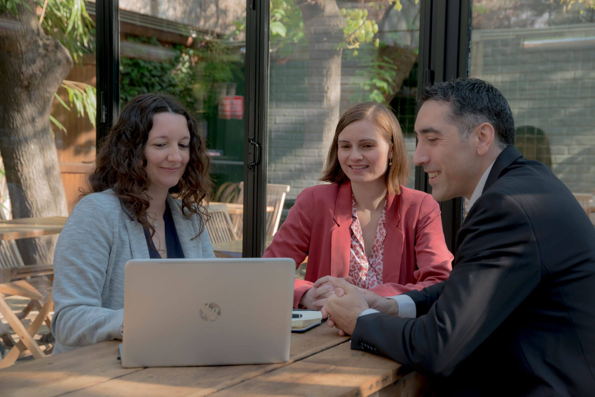 Conseillère en train d'échanger avec ses clients